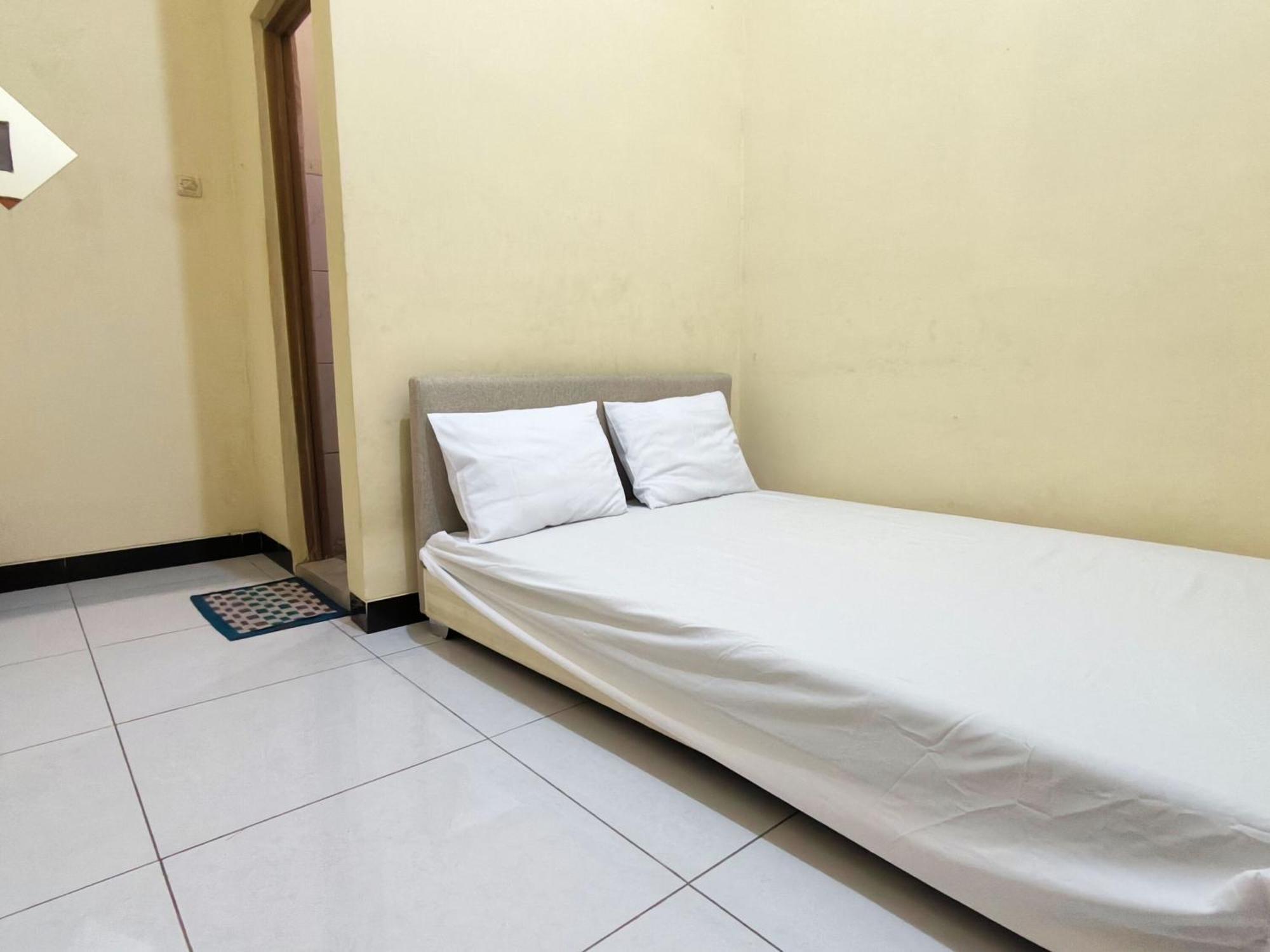Nn Guesthouse Surakarta  Exterior photo